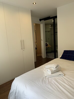 3 slaapkamers, een strijkplank/strijkijzer, gratis wifi, beddengoed