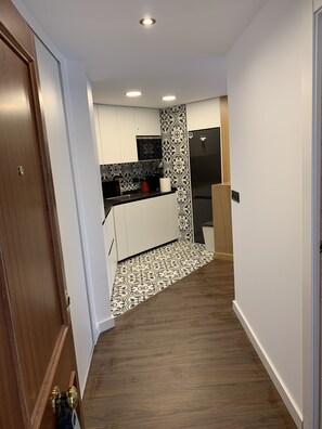 Een koelkast, een microgolfoven, een kookplaat, een vaatwasser