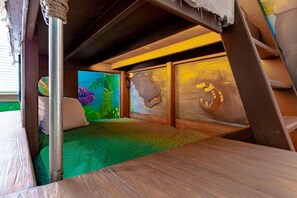 8 chambres, fer et planche à repasser, lit de bébé portatif