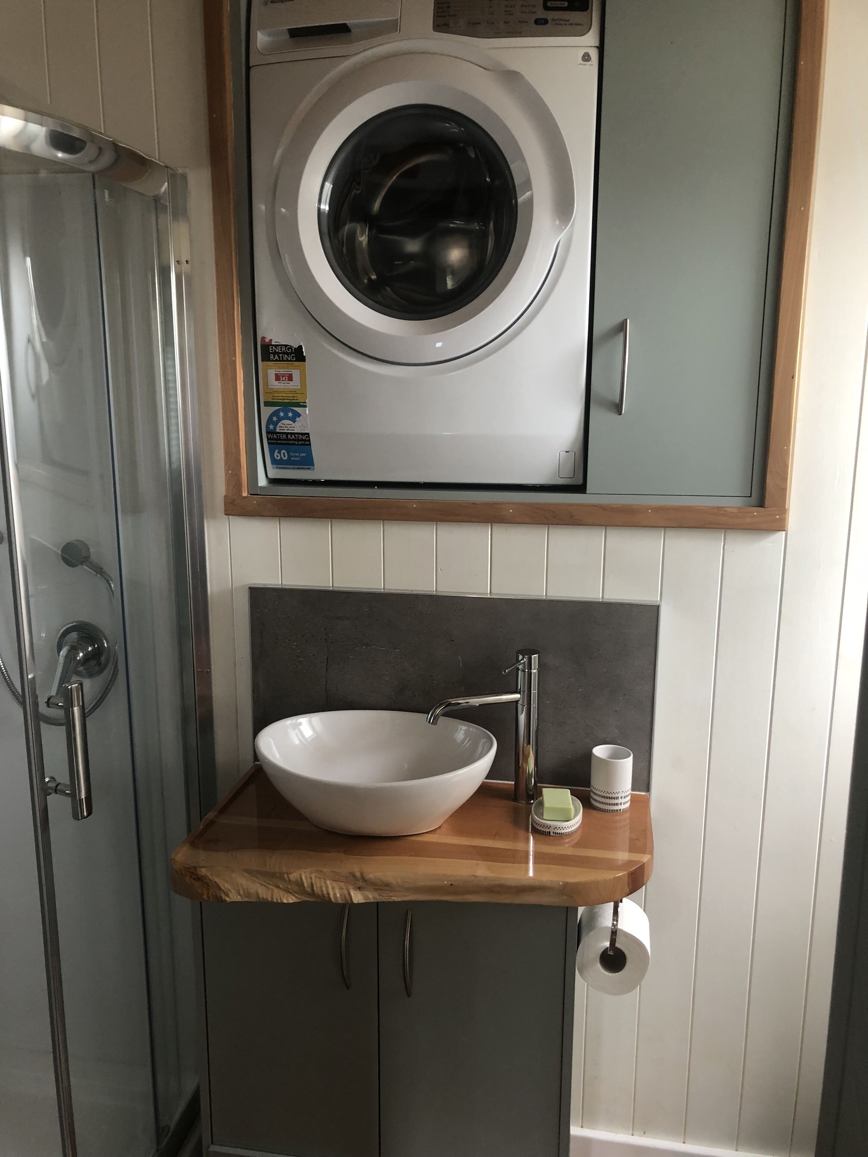 Douche, sèche-cheveux, serviettes fournies, savon