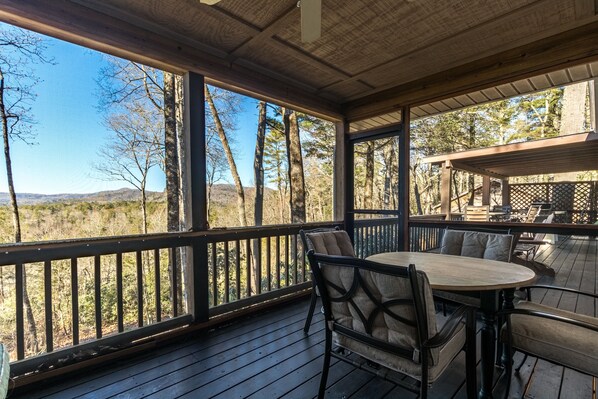 Outdoor dining - Sunset Mountain Views From Back Deck & Sapphire Resort Amenities 1-Level 3BR/2BA (Sapphire)