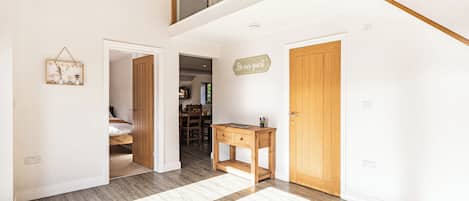 3 室のベッドルーム、WiFi (無料)、ベッドシーツ