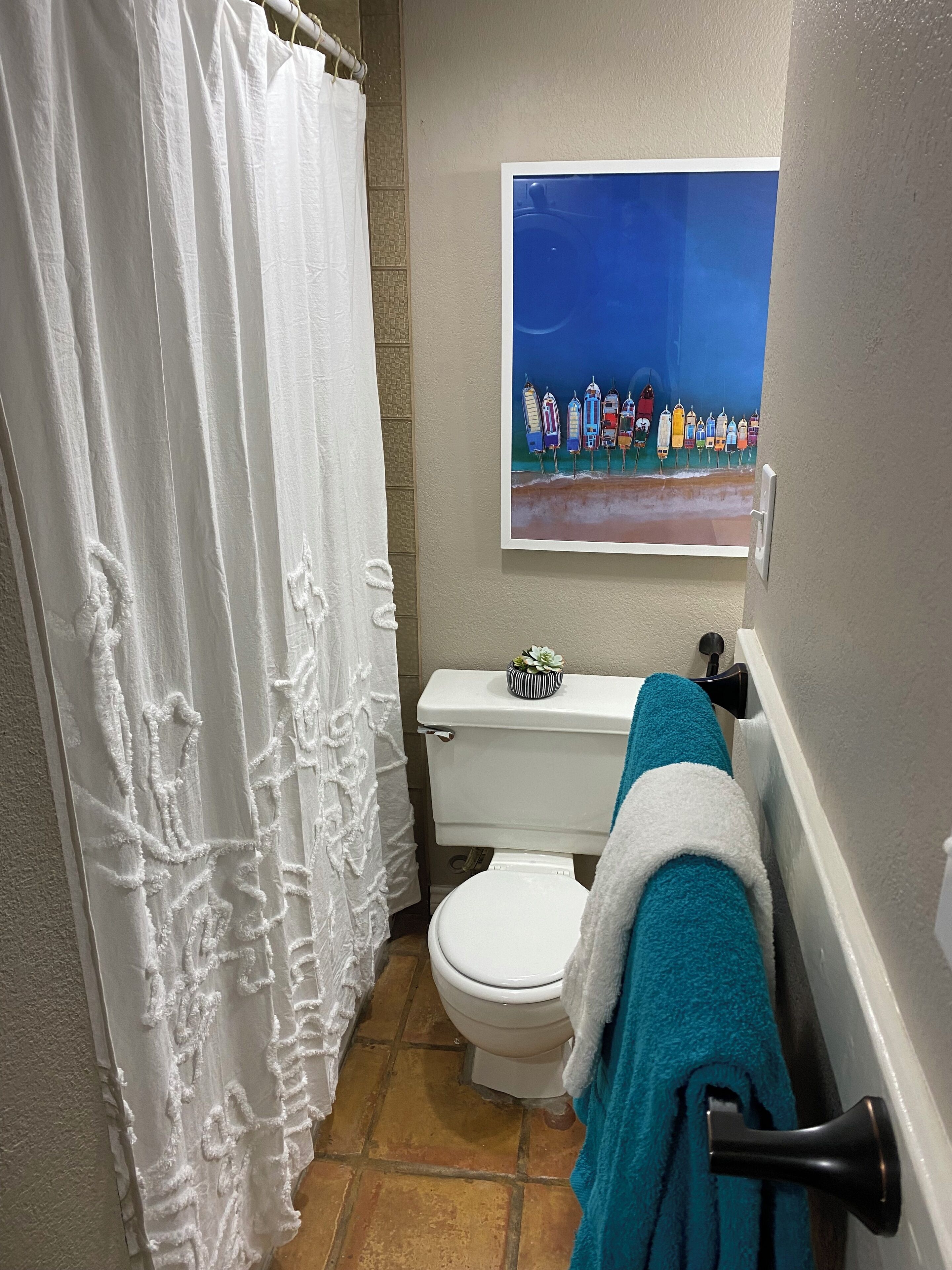 淋浴/盆浴组合、吹风机、毛巾、肥皂