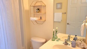 Combined shower/bathtub, towels, soap, shampoo