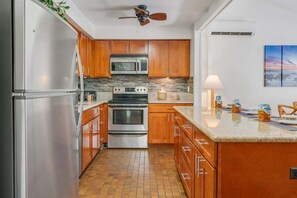 Fridge, microwave, oven, stovetop - KOA 3J Remodeled 3BD w AC Pool Near Sandy Beach (Kihei)