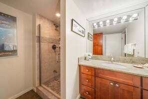 Douche, sèche-cheveux, serviettes fournies, savon