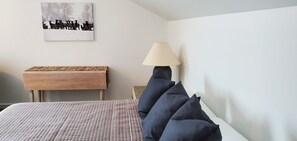 3 bedrooms, desk, iron/ironing board, free WiFi - Historic ranch house has beautiful mountain and valley views. Weekly discounts. (Manhattan)