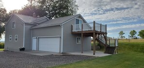 Exterior - Historic ranch house has beautiful mountain and valley views. Weekly discounts. (Manhattan)