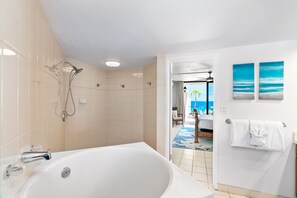 Combined shower/tub, hair dryer, towels