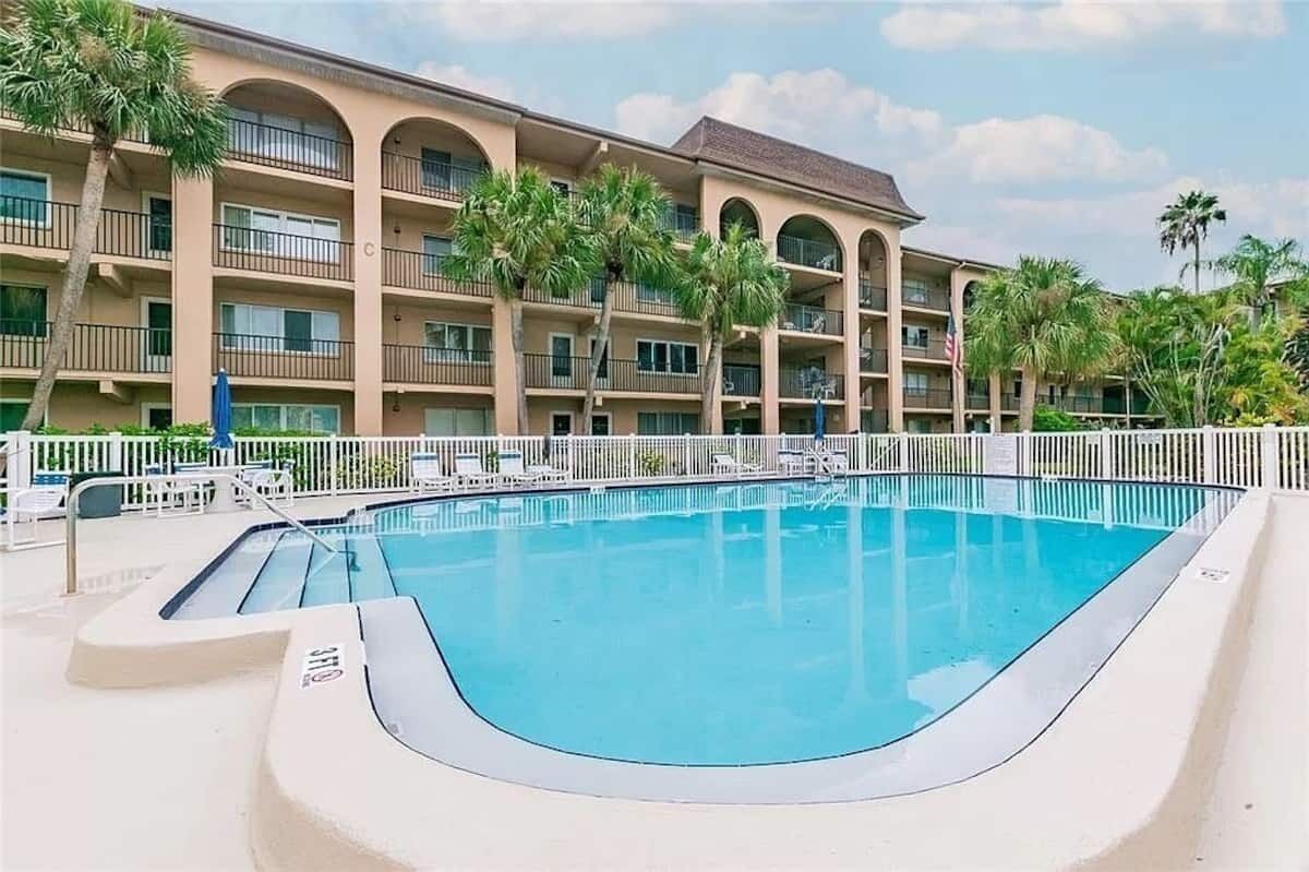 Lovely 2 bedroom 2 bath condo with pool! Minimum 90 day stay is required. 