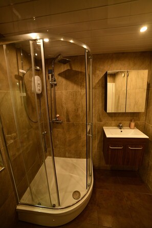 Combined shower/bathtub - Lavish modern 1 bedroom Apt close to city centre (Glasgow)