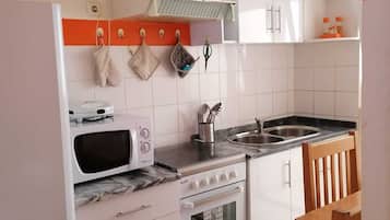 Kylskåp, mikrovågsugn, ugn och spishäll