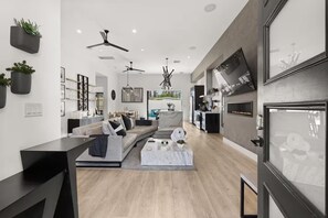 TV, peis og kontorer