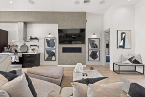 TV, peis og kontorer