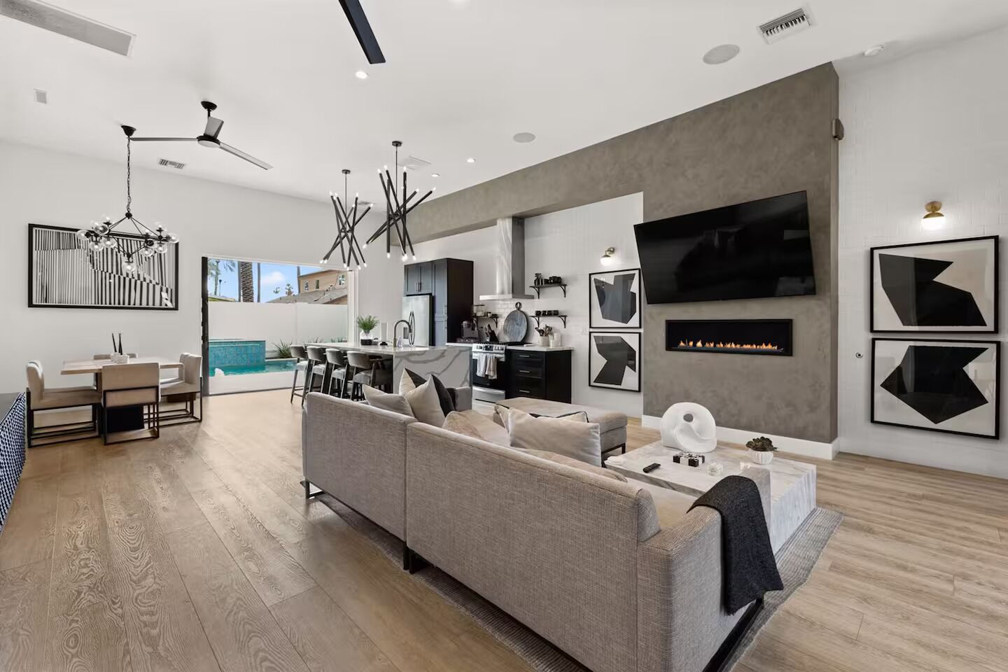 Télévision, cheminée, espaces bureaux