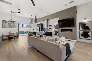 TV, peis og kontorer