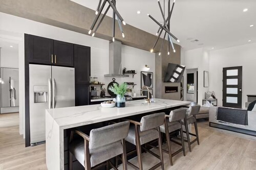 Stylish Paradise—Heated Pool & Spa, Cabana, Outdoor Kitchen + Dining, Games - Near Old Town