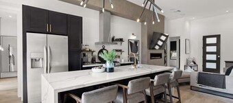 Stylish Paradise—Heated Pool & Spa, Cabana, Outdoor Kitchen + Dining, Games - Near Old Town