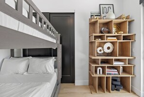4 bedrooms, desk, free WiFi, bed sheets