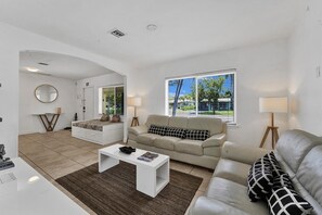 Smart TV, computer monitors - Charming 3 bedrooms house with heated pool & Grill (Oakland park)