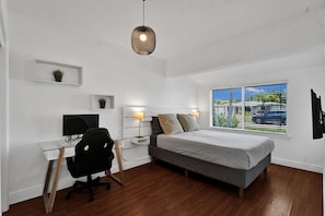 3 camere, una scrivania, ferro/asse da stiro, culla da viaggio