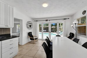 Dining - Charming 3 bedrooms house with heated pool & Grill (Oakland park)