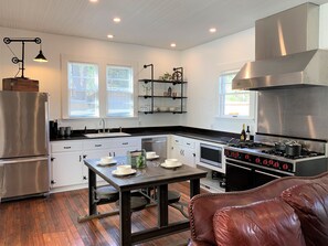 Fridge, microwave, oven, stovetop - Vintage Modern Synthesis in the Heart of Winston-Salem (Winston-Salem)