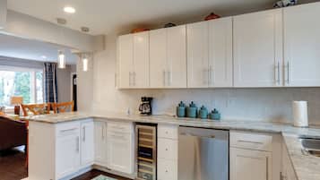 Coffee/tea maker, fridge, microwave, stovetop