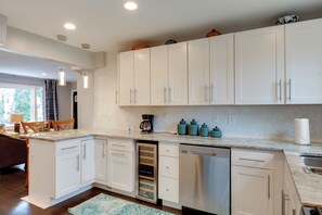 Fridge, microwave, stovetop, dishwasher