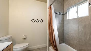 Duschwanne, Haartrockner, Bidet, Seife