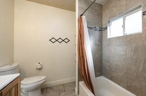 Duschwanne, Haartrockner, Bidet, Seife