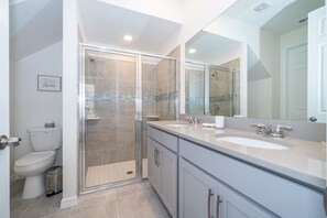 Bañera con ducha, secador de pelo, toallas
