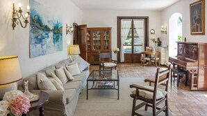 Ein Wohnzimmer mit Sofa, Couchtisch und Klavier.