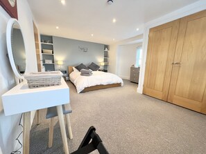 3 habitaciones, tabla de planchar con plancha y cuna de viaje 