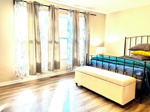 3 bedrooms, desk, iron/ironing board, free WiFi - Entire house - newly built, open layout, long term OK - pet friendly! (Midland)