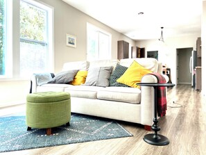 Smart TV - Entire house - newly built, open layout, long term OK - pet friendly! (Midland)