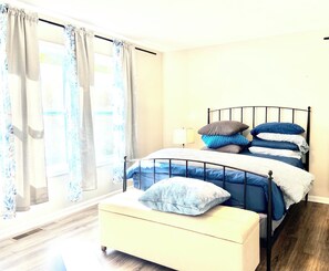 3 bedrooms, desk, iron/ironing board, free WiFi