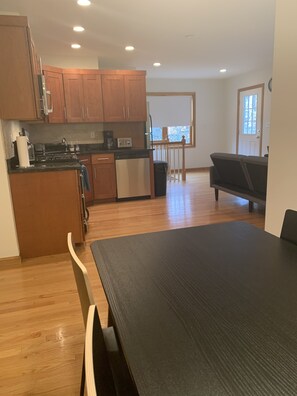 冷蔵庫、電子レンジ、オーブン、コンロ