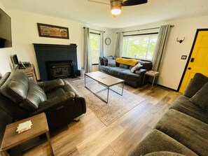 智能電視、壁爐、足球機