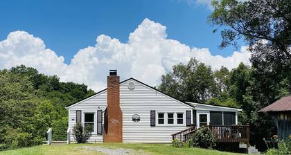 Jasmine House-Dog, family friendly-5 mins Douglas Lake-Large yard-Country Vibe