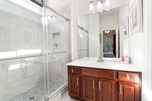 Bathtub, hair dryer, towels, soap - Announcing Dreams Come True Villa,  - Close to clubhouse (Kissimmee)