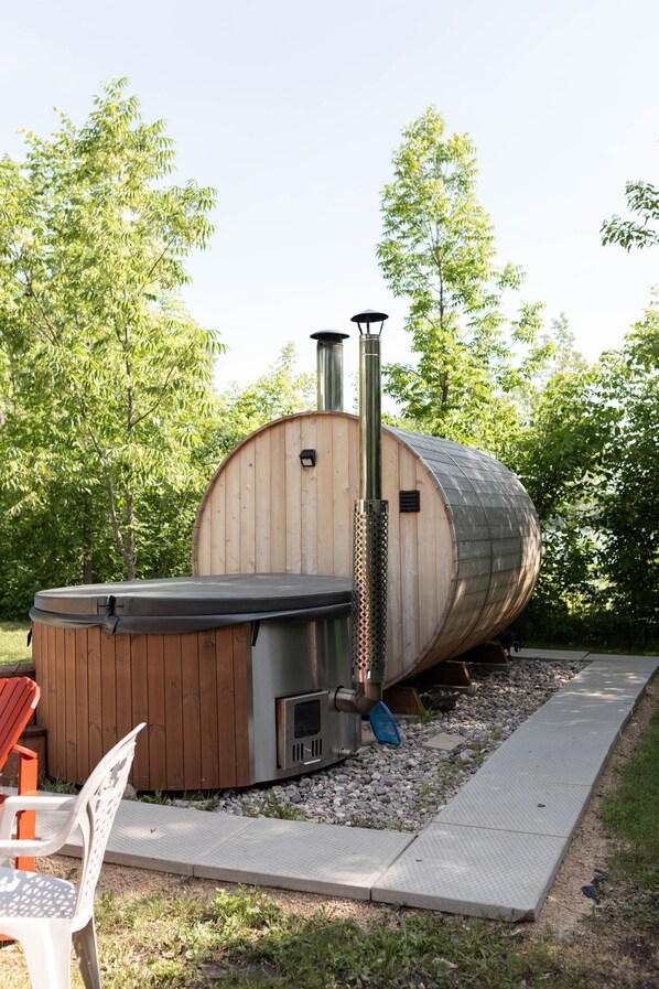 Outdoor spa tub