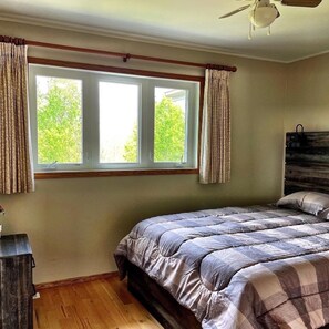 6 bedrooms, iron/ironing board, free WiFi, bed sheets