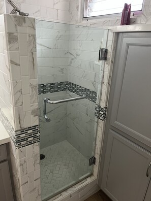 Dusche, Haartrockner, Handtücher, Seife