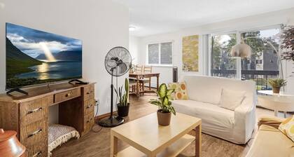 â
Minutes to ROGERS Placeâ
ïž 4+ bedsâ
ïž124 Street Arts Areaâ
ïžWest Central Location