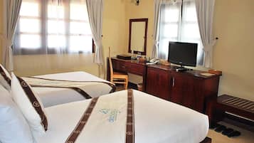 1 quarto, escrivaninha, ferros/tábuas de passar roupa, berço de viagem
