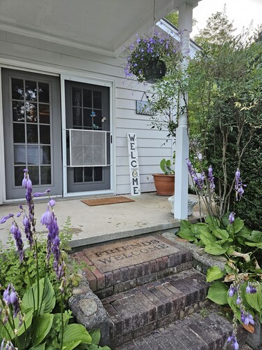  Offer discounts!  Dog friendly Country home sitting between 2 mountains
