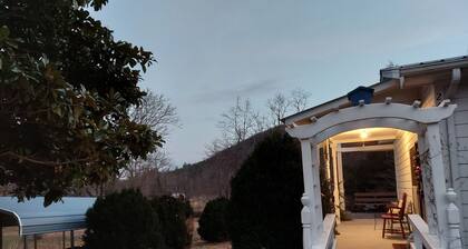 Offer discounts! Country home sitting between 2 mountains