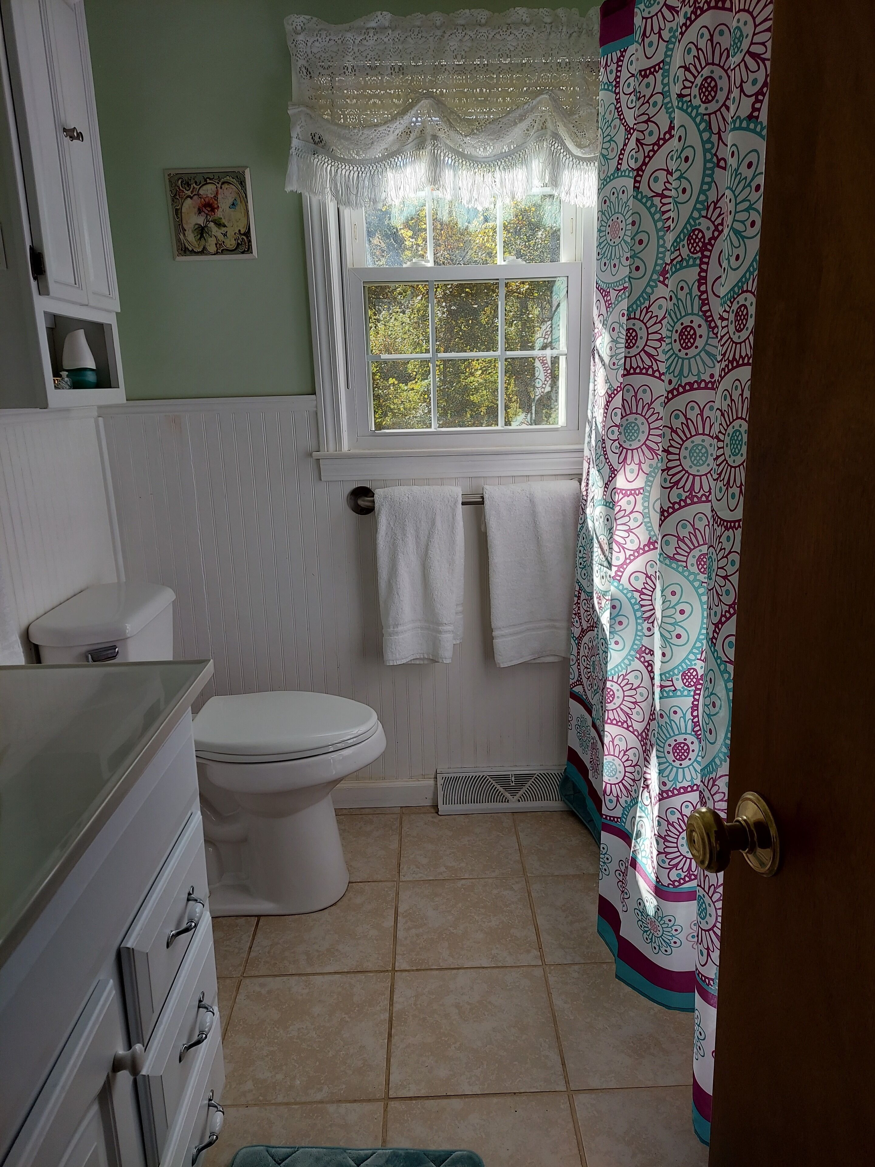 Ducha y bañera combinadas, secador de pelo, toallas y jabón