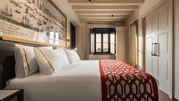 Suite (Torre Mirador) | Minibar, pengeskab på værelset, skrivebord, lydisolering